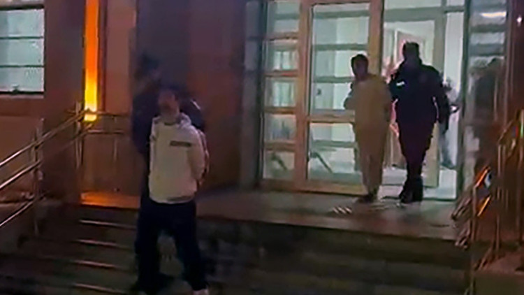 Adanada firari hükümlü baba ile 2 oğlu, yangın merdiveninde yakalandı