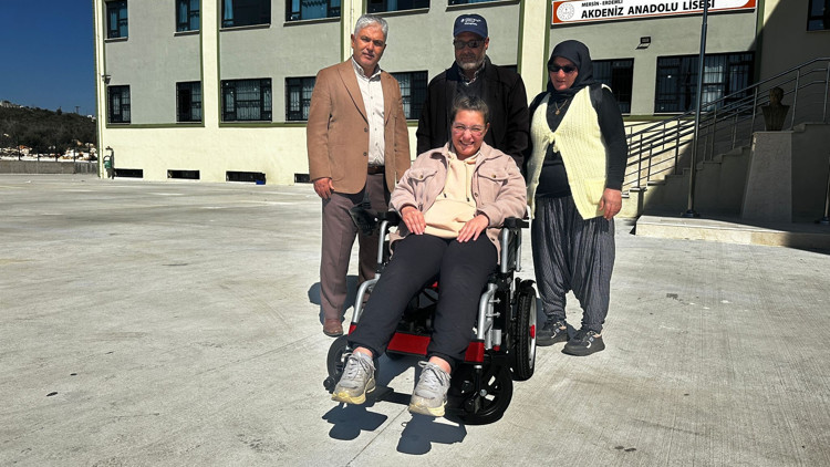Hayalini kurduğu akülü tekerlekli sandalyeye kavuştu Hayalini kurduğu akülü tekerlekli sandalyeye kavuştu