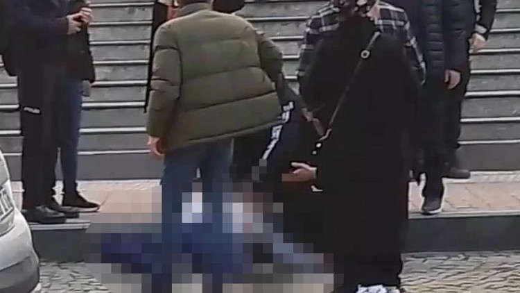 Cinsel saldırıyla suçladığı kişiyi duruşma çıkışı kalbinden bıçaklayarak öldürmüştü İlk ifadesi ortaya çıktı