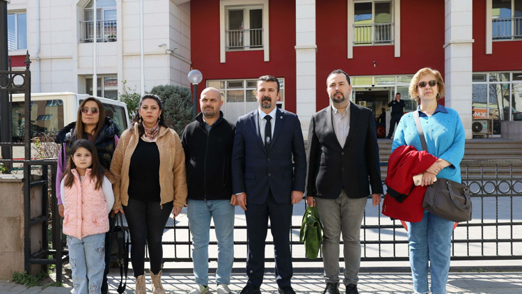 Manisada okulda Atatürke hakaret ettiği ileri süren öğretmen gözaltında Manisada okulda Atatürke hakaret ettiği ileri süren öğretmen gözaltında