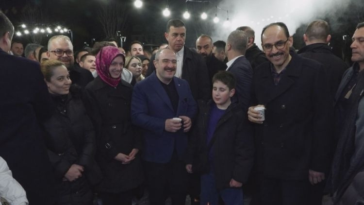 MİT Başkanı Kalın ile TBMM Sanayi Komisyonu Başkanı Varank, vatandaşlarla bir araya geldi MİT Başkanı Kalın ile TBMM Sanayi Komisyonu Başkanı Varank, vatandaşlarla bir araya geldi
