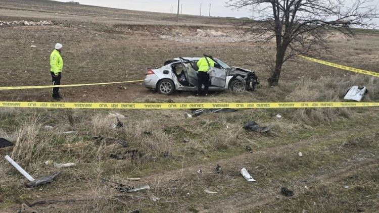Bayram tatili yolunda feci kaza: Baba öldü, eşi ile 4 oğlu yaralandı Bayram tatili yolunda feci kaza: Baba öldü, eşi ile 4 oğlu yaralandı