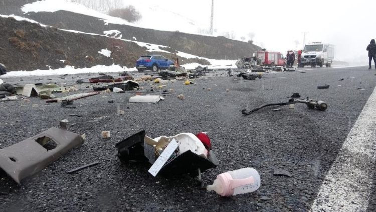 6 aylık bebek hayata tutunamadı… Feci kazada ölü sayısı 3’e çıktı 6 aylık bebek hayata tutunamadı… Feci kazada ölü sayısı 3’e çıktı