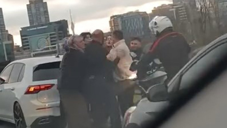 İstanbulda sürücülerin tekmeli yumruklu kavgası