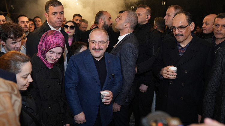 Mustafa Varank çağrıda bulunmuştu: Saraçoğlundaki sahur buluşmasında sürpriz ziyaretçi Mustafa Varank çağrıda bulunmuştu: Saraçoğlundaki sahur buluşmasında sürpriz ziyaretçi