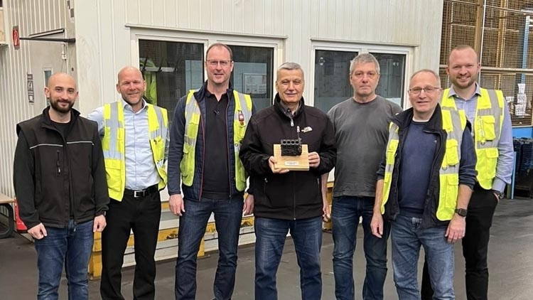 Emekli olan Türk motor ustası iki ayrı fabrikadan uğurlandı Emekli olan Türk motor ustası iki ayrı fabrikadan uğurlandı