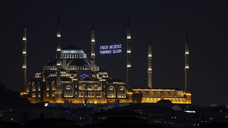 Tüm yurtta Kadir Gecesi dualarla idrak edildi Tüm yurtta Kadir Gecesi dualarla idrak edildi