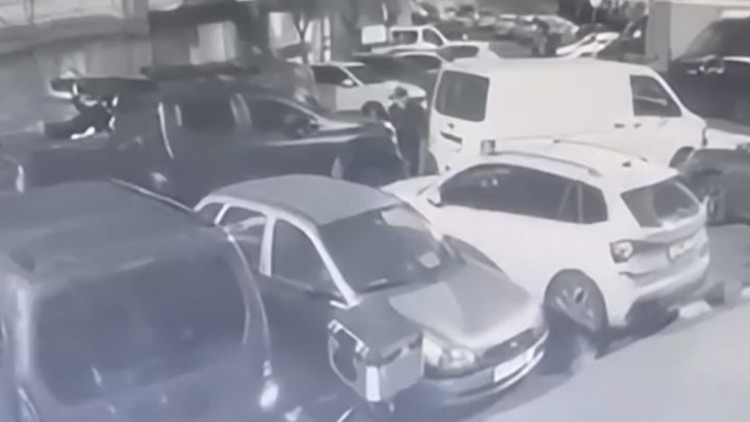 Motosikletle önünü kesip silahla vurdular 17 yaşındaki 2 şüpheli tutuklandı... Ne bakıyorsun dedi ayaklarına sıktık