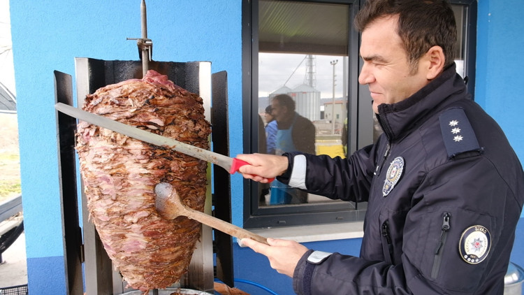 Sivasta polisten sürücülere iftarlık döner-ayran ikramı