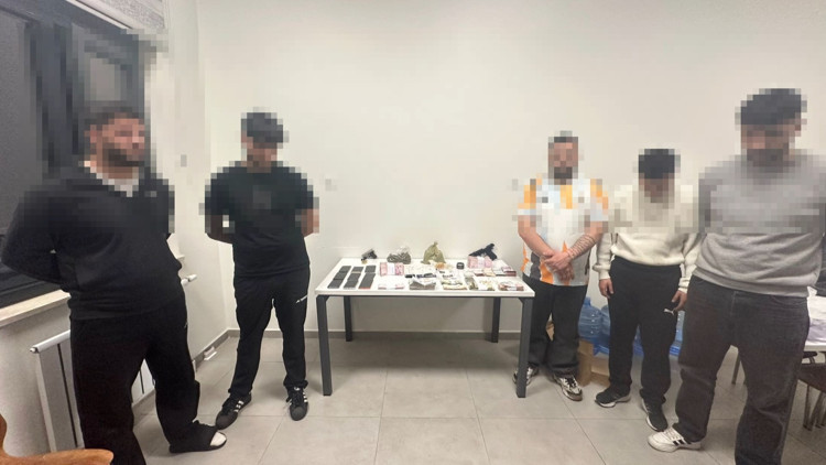 Maltepede uyuşturucu satıcılarının zula evine operasyon