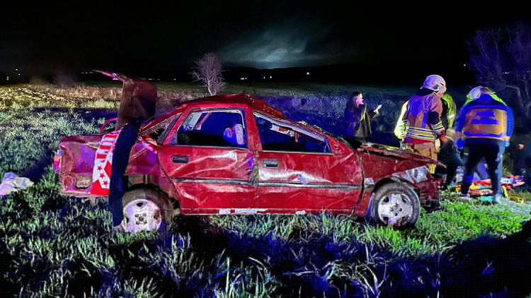 Takla atan otomobildeki 1 kişi öldü, 1i ağır 3 kişi yaralandı