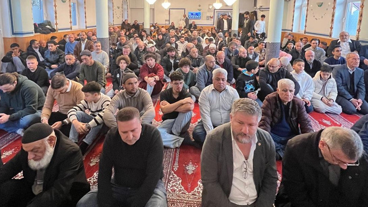 Lehrte’de bayram namazına yoğun ilgi: Camii doldu taştı