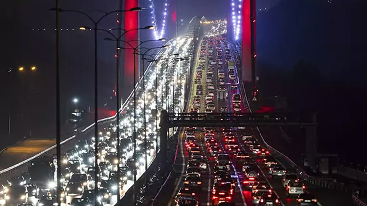 İstanbulda gece saatlerinde trafik yoğunluğu İstanbulda gece saatlerinde trafik yoğunluğu