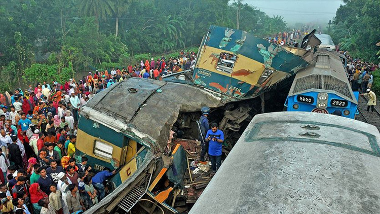Bangladeşte otobüs ile tren çarpıştı: 12 ölü Bangladeşte otobüs ile tren çarpıştı: 12 ölü