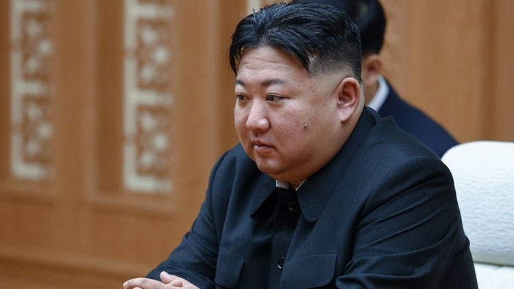 Kim Jong Un, bir kez daha Kuzey Kore Devlet İşleri Komisyonunun başkanı oldu Kim Jong Un, bir kez daha Kuzey Kore Devlet İşleri Komisyonunun başkanı oldu