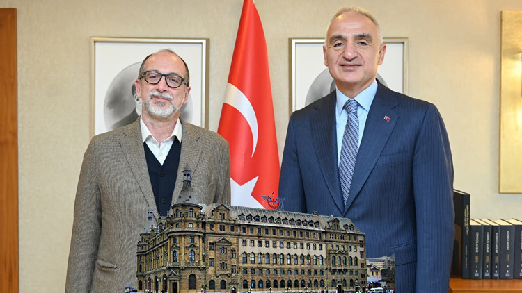 Haydarpaşa ve Sirkecide dünyaca ünlü küratör devrede Haydarpaşa ve Sirkecide dünyaca ünlü küratör devrede