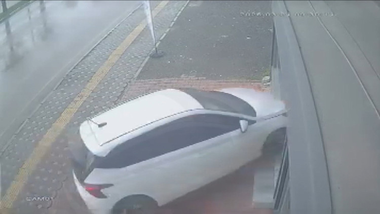Osmaniye’de otomobilin iş yerine daldığı kaza kamerada Osmaniye’de otomobilin iş yerine daldığı kaza kamerada