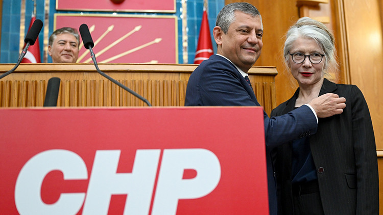 Yıllar sonra yeniden CHPye katıldı, rozetini Özgür Özel taktı | Emine Ülker Tarhan: Çağırdınız, geldim