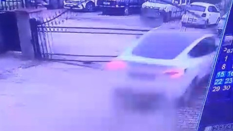 Otomobilin sitenin demir kapısını kırdığı kaza anı kamerada Otomobilin sitenin demir kapısını kırdığı kaza anı kamerada