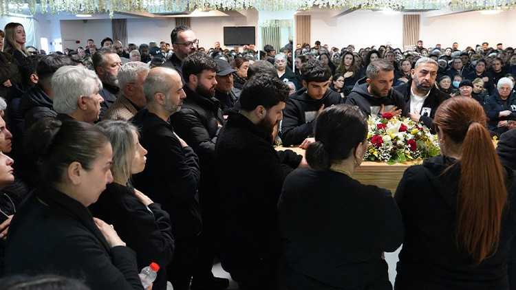 Londra’da öldürülen 18 yaşındaki Berkan Demir’i yüzlerce kişi uğurladı