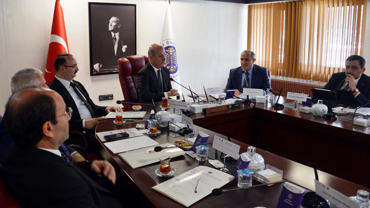 YÖK Başkanı Özvar: Gerçek hayata temas eden eğitim modeli gerekli YÖK Başkanı Özvar: Gerçek hayata temas eden eğitim modeli gerekli
