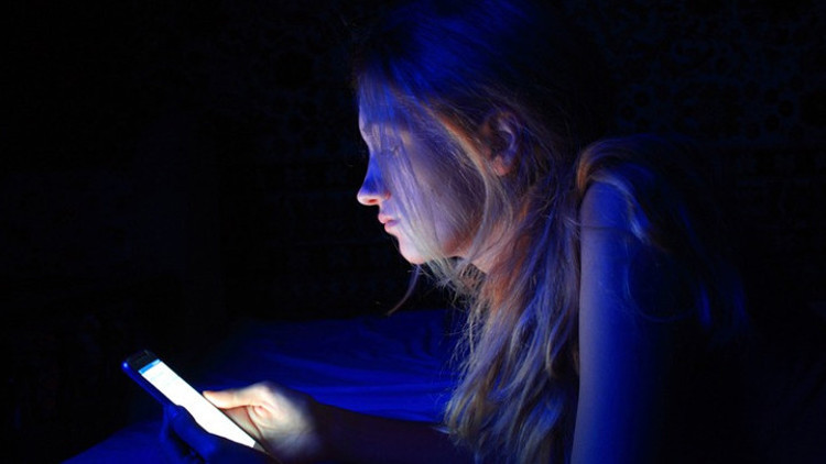 Telefon ışığı erken yaşlandırıyor Telefon ışığı erken yaşlandırıyor