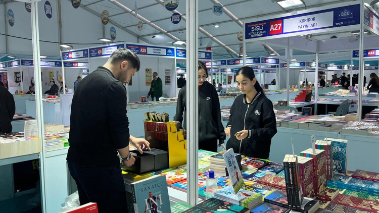 Kitap fuarına öğrencilerden ilgi yoğun... En çok klasikleri tercih ediyorlar Kitap fuarına öğrencilerden ilgi yoğun... En çok klasikleri tercih ediyorlar