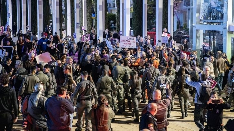 Son dakika... İsrailde Netanyahuya büyük öfke: Savaş karşıtı halk Tel Avivde sokaklara çıktı