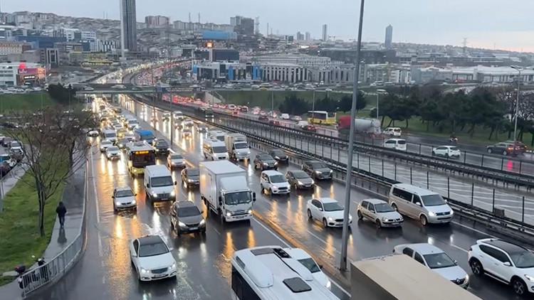 İstanbul güne yağmurla başladı Trafik yoğunluğu yüzde 81e çıktı