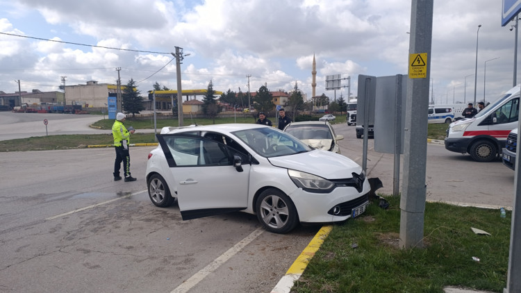 Sivasta otomobiller çarpıştı: 4 yaralı