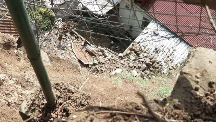 Sarıyerde toprak kayması sonrası tahliye: Göçebe hayatına döndük Sarıyerde toprak kayması sonrası tahliye: Göçebe hayatına döndük