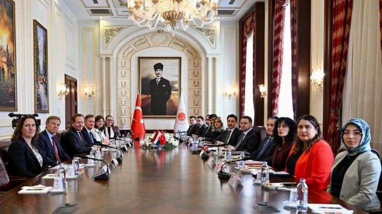 Bakan Gürlek, Hollandalı mevkidaşı Van Weel ile görüştü Bakan Gürlek, Hollandalı mevkidaşı Van Weel ile görüştü