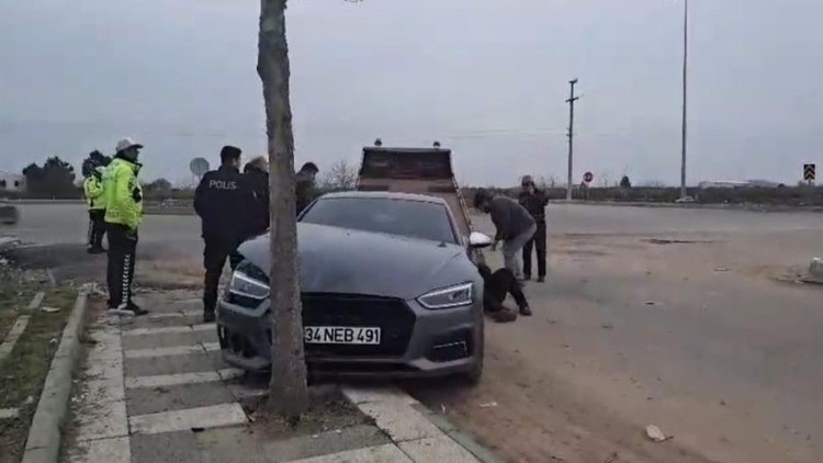 Otomobil ile çarpışan motosiklet sürücüsü yaralandı Otomobil ile çarpışan motosiklet sürücüsü yaralandı