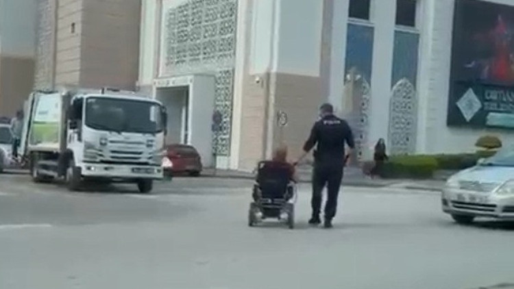 Akülü sandalyedeki kadına polis memurundan yürek ısıtan yardım Akülü sandalyedeki kadına polis memurundan yürek ısıtan yardım