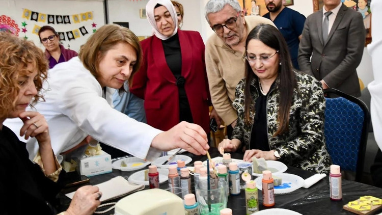 Vali eşinden Erdemlide huzurevi sakinleriyle atölye çalışması