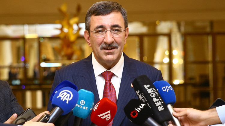 Cumhurbaşkanı Yardımcısı Yılmaz, Azerbaycanda gazetecilerin sorularını yanıtladı