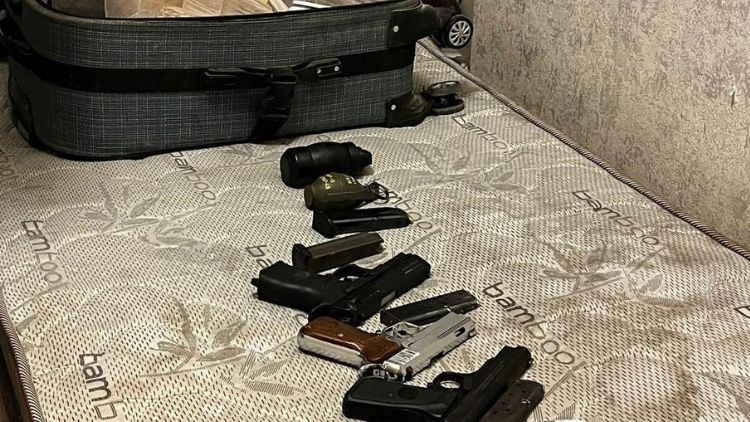 Esenyurtta bir evde adeta cephanelik çıktı… El ve gaz bombası da ele geçirildi