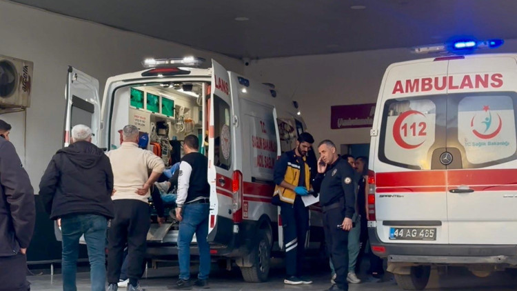 Bıçaklı kavgada 2 kardeş yaralandı Bıçaklı kavgada 2 kardeş yaralandı