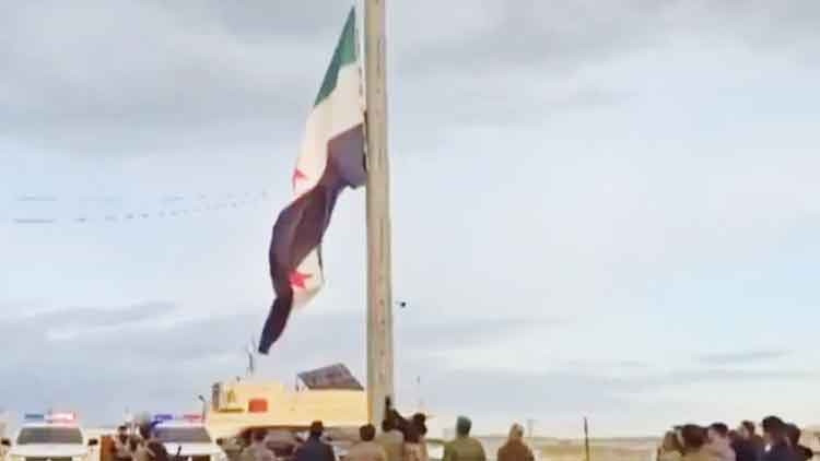 Ayn-el Arab’da Suriye bayrağı Ayn-el Arab’da Suriye bayrağı