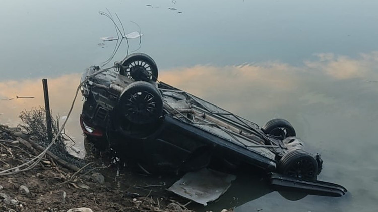 Elazığ’da nehre düşen otomobilin sürücüsü yaralandı