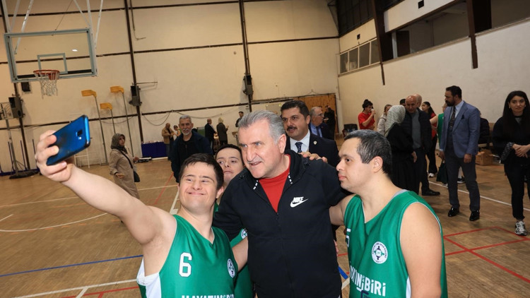 Bakan Bak, down sendromlu sporcularla maç yaptı
