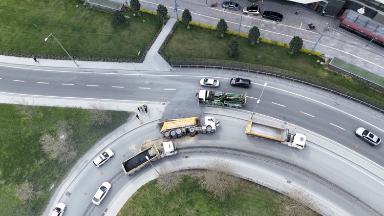 Sarıyer’de devrilen hafriyat kamyonunun şoförü yaralandı