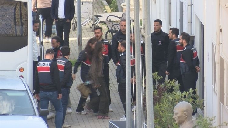 Ünlülere yönelik uyuşturucu operasyonunda yeni gelişme… 5 şüpheli adliyeye sevk edildi Ünlülere yönelik uyuşturucu operasyonunda yeni gelişme… 5 şüpheli adliyeye sevk edildi