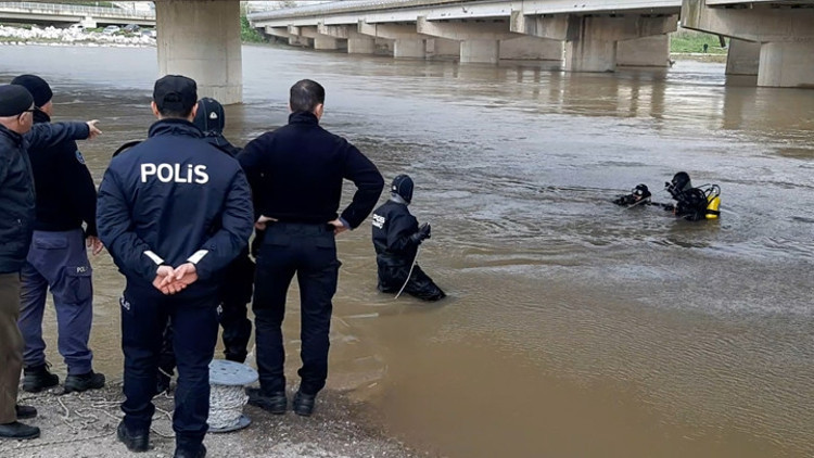 Bursada feci olay Dereden geçerken aracı suya gömülen sürücü hayatını kaybetti