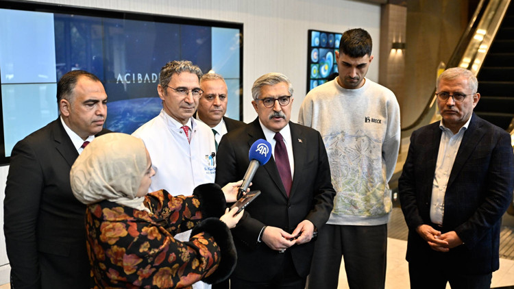AK Parti Genel Başkan Yardımcısı Yayman, sanatçı İbrahim Tatlısesi hastanede ziyaret etti