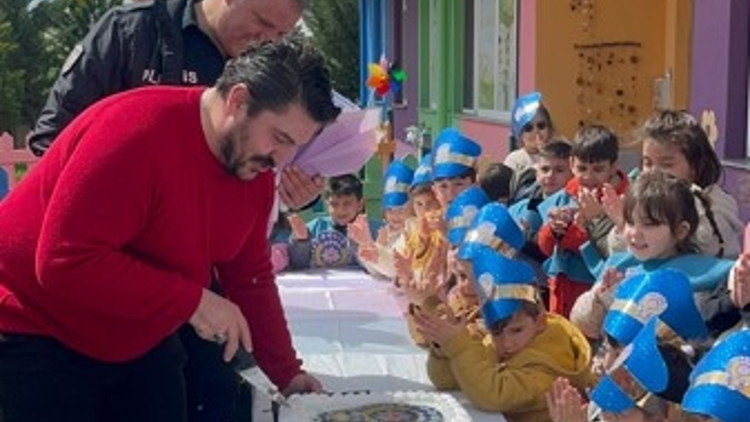 Anaokulu öğrencilerinden şüpheli şahıs ihbarına gelen polislere pastalı sürpriz Anaokulu öğrencilerinden şüpheli şahıs ihbarına gelen polislere pastalı sürpriz