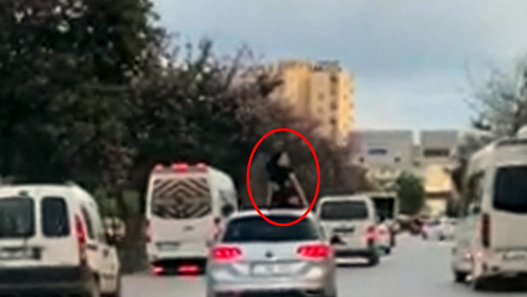 Seyir halindeki aracın üzerinde dans etti Seyir halindeki aracın üzerinde dans etti