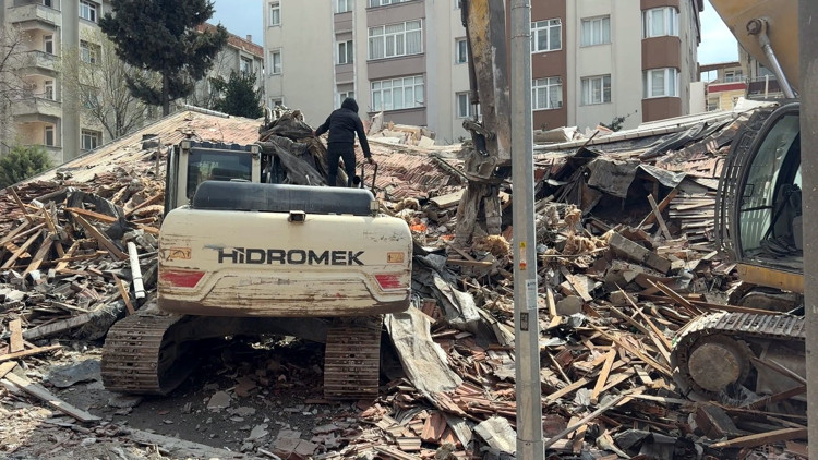 Avcılarda kontrollü yıkım sırasında bina çöktü; operatör kıl payı kurtuldu