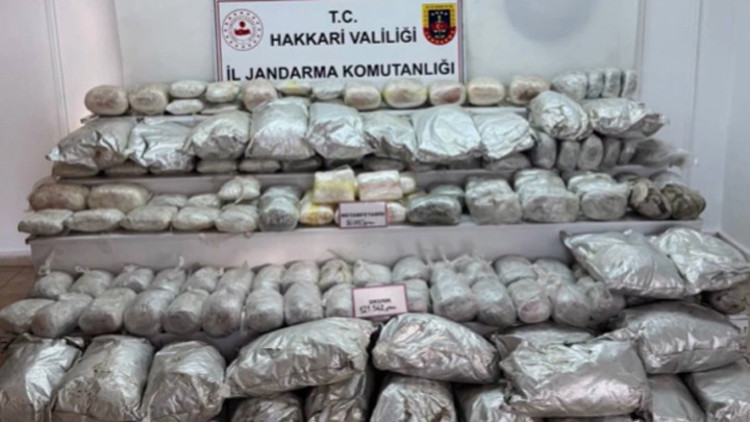 Van ve Hakkaride operasyon: 446 kilogram uyuşturucu madde ele geçirildi, 8 şüpheli yakalandı Van ve Hakkaride operasyon: 446 kilogram uyuşturucu madde ele geçirildi, 8 şüpheli yakalandı