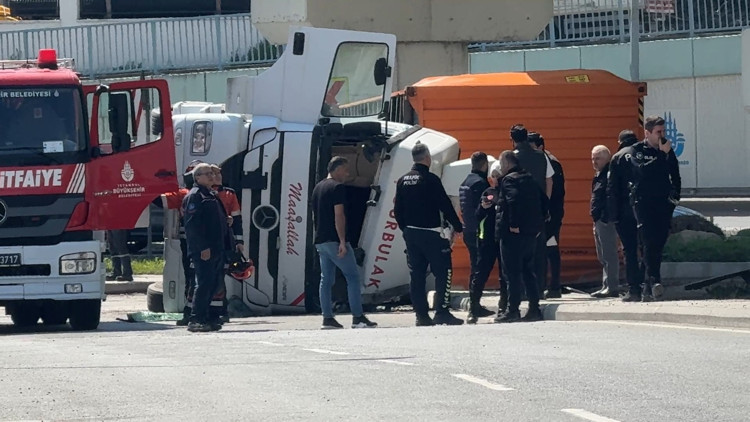 Beylikdüzünde TIR devrildi; şoför yaralandı
